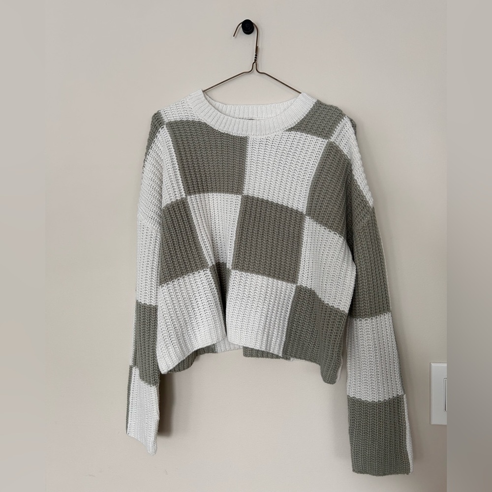 Moon & Madison White and Green Crew Neck Cropped Sweater